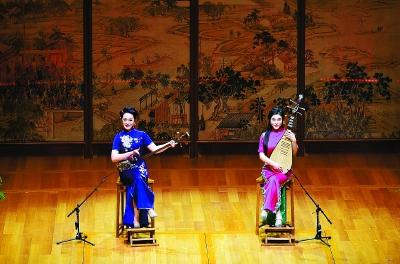 上海评弹团进京演出 观众手持玫瑰 静听弦索叮咚