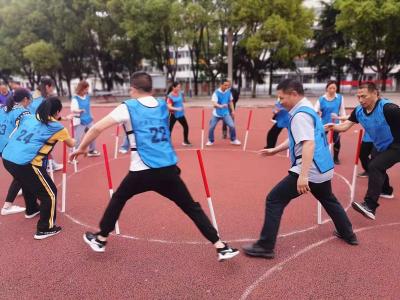 枣阳市二实小举办教职工趣味运动会