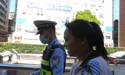百万网友点赞！考场外的这名交警火了