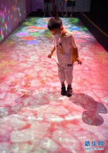 西安：科技艺术展上的多彩体验