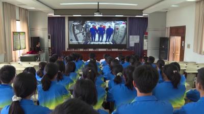 习总书记与神十二航天员视频通话 聂海胜家人同学观看实况