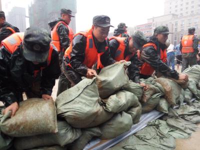 社会各界驰援河南 在暴雨中合力“撑伞”