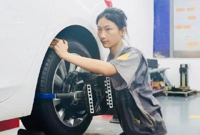 汽修班“宝藏女孩”刷屏，她凭什么出圈？