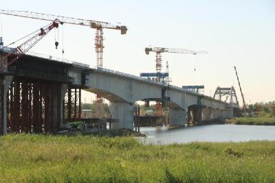 京滨铁路全线最大跨度连续梁——跨永定新河连续梁合龙
