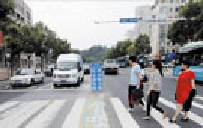 养成“车让人”“人礼车”的共同自觉 