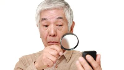 老人视力陡降误以为“老花眼”