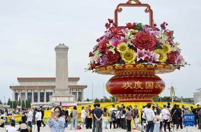 北京：锦绣花坛迎国庆 