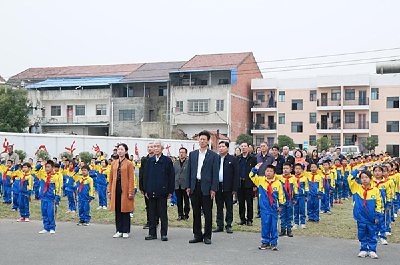 襄阳市教育局机关党员干部来我市开展主题党日活动