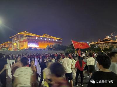 越夜越嗨丨夜晚的中国汉城灯火璀璨，人气爆棚！