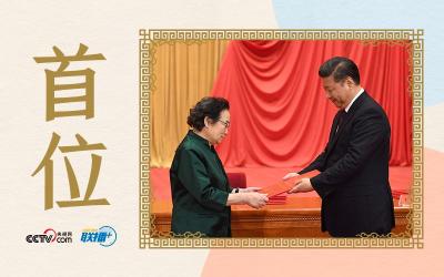 习近平与国家科学技术奖获得者在一起