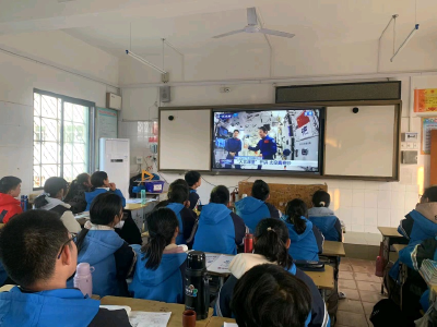 枣阳市实验中学组织学生收看“太空课堂”