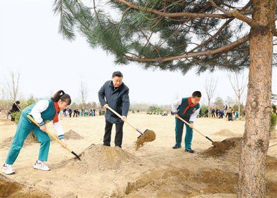 习近平在参加首都义务植树活动时强调 全社会都做生态文明建设的实践者推动者 让祖国天更蓝山更绿水更清生态环境更美好