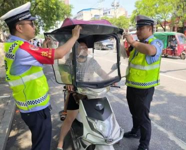 枣阳交警持续拆除电动车、摩托车加装遮阳棚