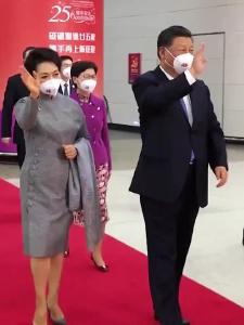 “我的心和中央政府的心始终同香港同胞在一起！”