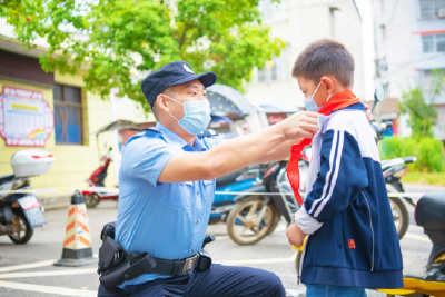 站好“护学岗”撑起“保护伞”