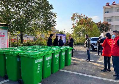 市交通运输综合执法大队向帮扶村赠送垃圾箱 助力美丽乡村建设