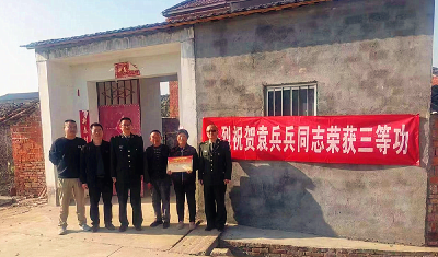 登门送喜报 军属笑开颜