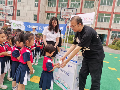 蒙牛集团为农村幼儿园捐赠爱心奶