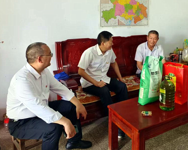 枣阳市行政审批局走访慰问老党员