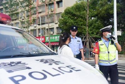 考生忘带出入证 ！临考遇困难 民警来相助