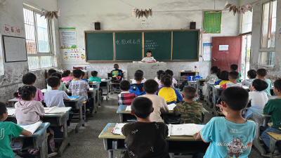 推介经典电影 滋养学生心田