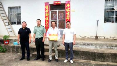 车河管理区：上门为立功受奖现役军人家庭送喜报
