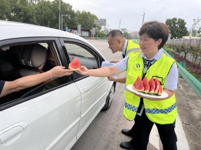 琚湾收费站：开展夏季行车安全宣传活动