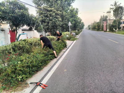 鹿头镇：清理路边杂草 美化路域环境