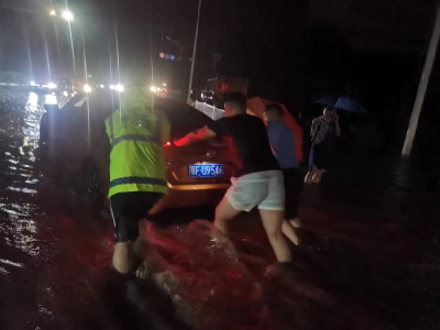 枣阳经开区：暴雨骤降来势急 党员干部冲在前