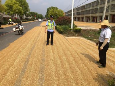 枣阳警方开展整治占道晒粮保障道路安全