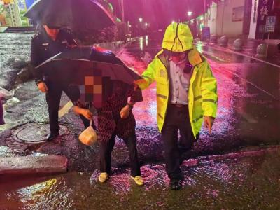 老人雨夜不慎迷路 枣阳民警及时救助