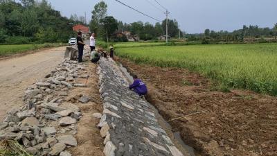 及时修复水毁 确保道路通行