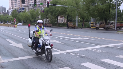 V视 | 市公安局交警大队：强降雨来袭，坚守一线保障道路畅通