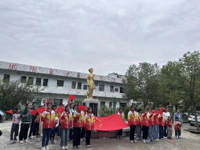 杨垱镇中心小学开展“向国旗敬礼”主题实践活动