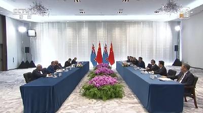 习近平会见斐济总理兰布卡
