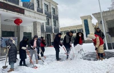 枣阳市总工会开展“清冰除雪”暖心行动