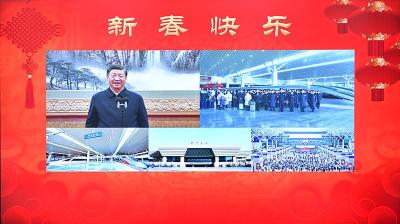 近观 | “总书记一把握住了我满是灰尘的手”
