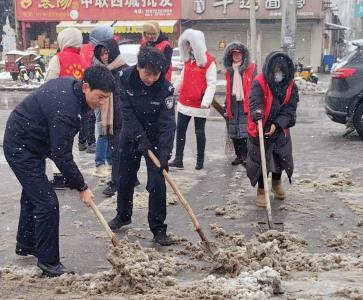 枣阳警方开展扫雪除冰活动