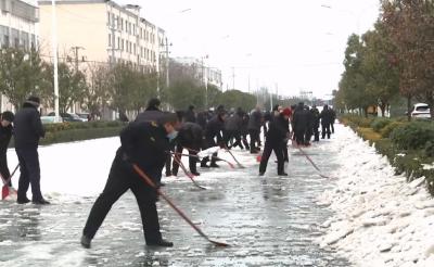 V视 | 市城管执法局多管齐下铲冰除雪保畅通  