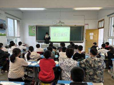 刘升镇榆树小学：以诚信待人 以廉洁立身