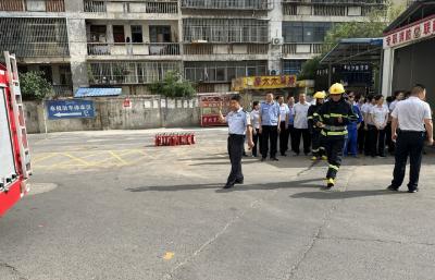 枣阳警方进商圈开展消防演练