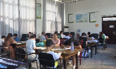 V视 | 市图书馆：避暑“充电”两不误