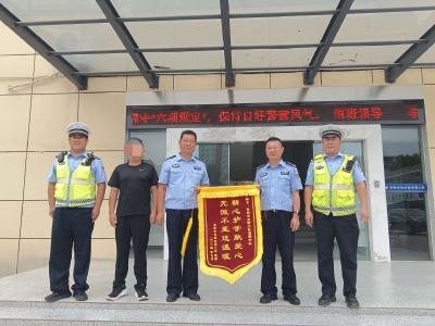 交警护校保平安  学校致谢送锦旗