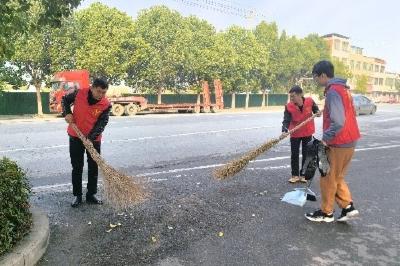 清洁家园共参与  全城涌动“志愿红”