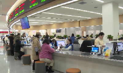 V视 | 我市首台便携式自助养老保险待遇资格认证机投放使用