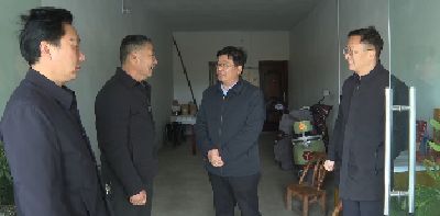 V视 |曾刚走访慰问老党员和生活困难群众