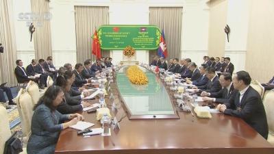 习近平同柬埔寨首相洪玛奈举行会谈