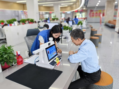 人社窗口“帮代办”提升政务服务质量