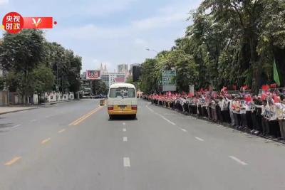 独家视频丨震撼！从习近平主席车队视角看金边万人欢迎现场