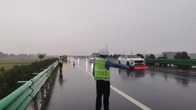 57名乘客雨天被困高速   枣阳交警紧急救援